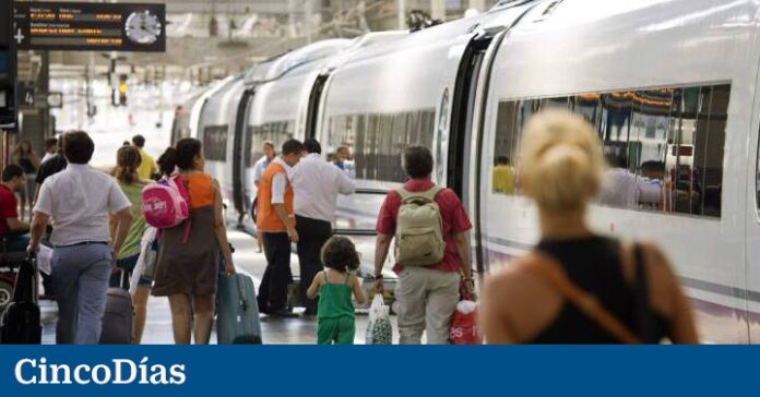 The Government renames the Madrid station of Chamartín as Clara Campoamor
