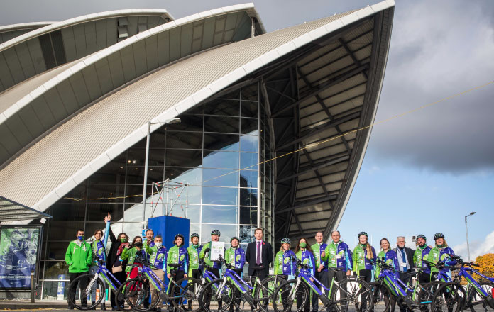Ignacio Galán recibe en Glasgow la alianza ciclista Moving for Climate NOW